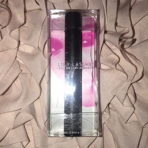 Lilly lashes Glue. new in box